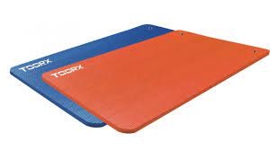 Fitness mat with eyelets toorx